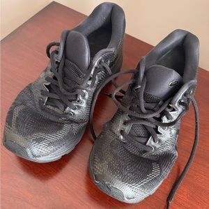 Women’s black ASICS Nimbus 20 / size 9